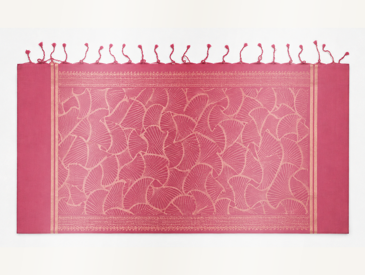 Full view of the Vanya dusty-rose pallu showing the gold-tone overlapping fan-leaf weave, ornamental bands and short tassels.